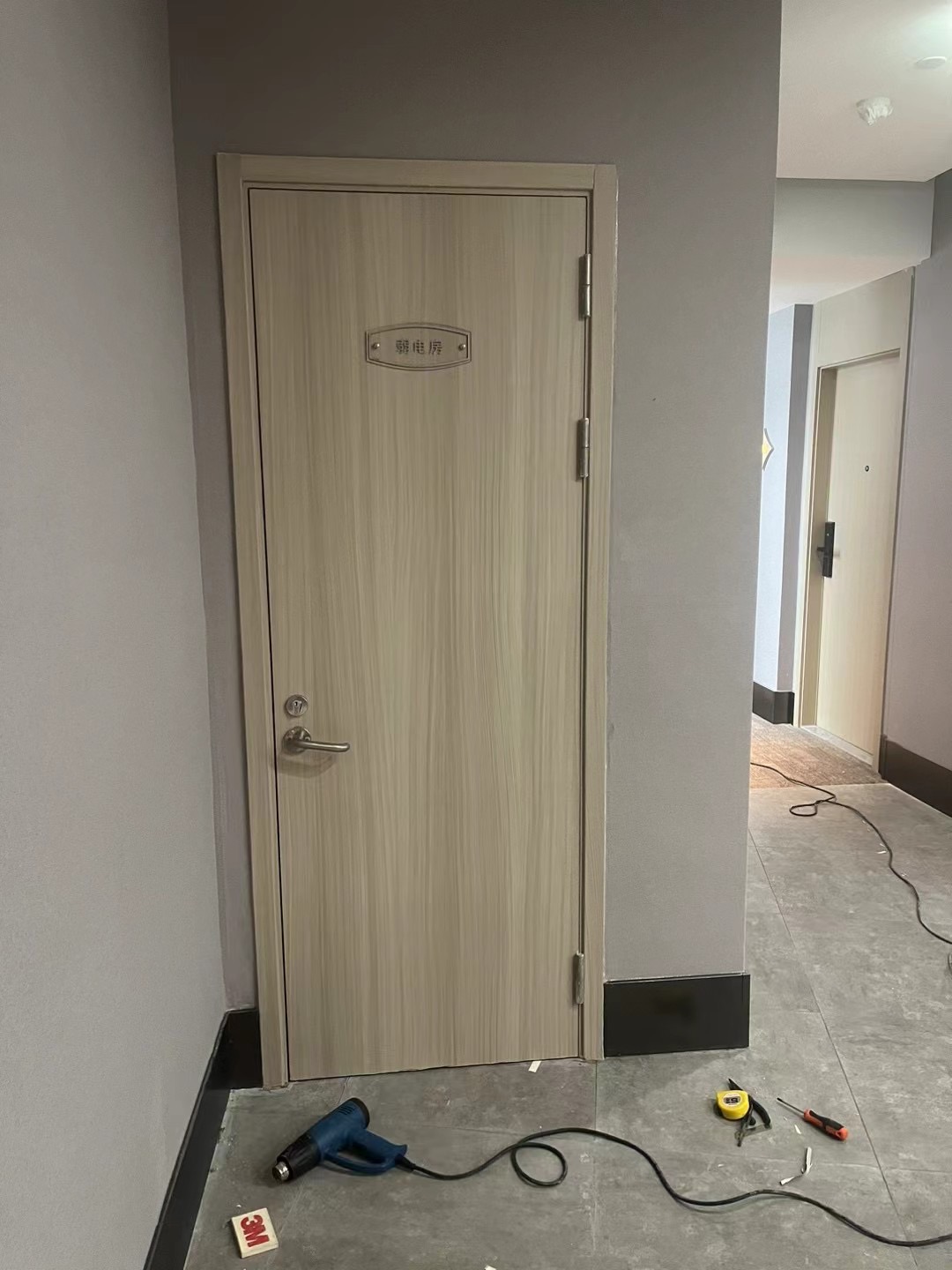 贴木皮/贴膜/轻装修翻新案例封面：杭州高端酒店防火门快速翻新案例｜不停业施工，不影响正常营业