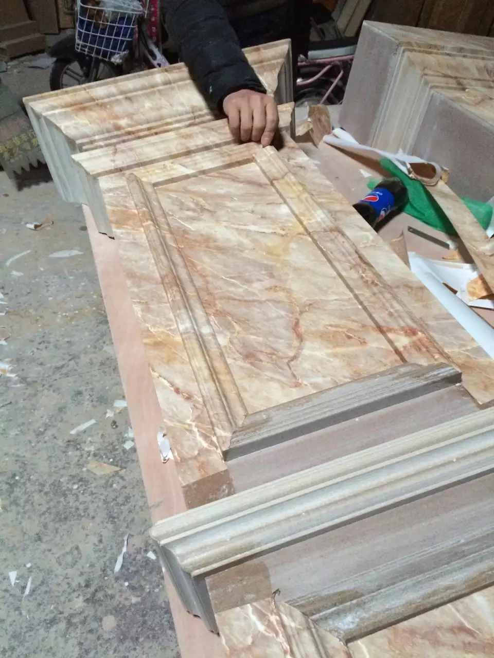 贴木皮/贴膜/轻装修施工案例：2015 年上海奉贤大叶路罗马柱贴膜案例｜异形结构组装后施工（推荐案例封面）