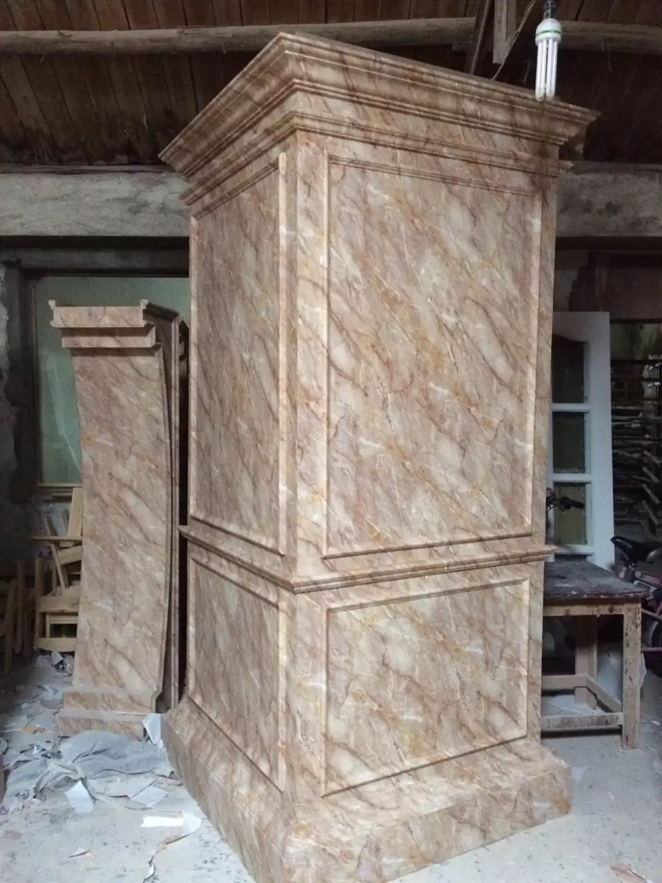 贴木皮/贴膜/轻装修翻新案例施工前：2015 年上海奉贤大叶路罗马柱贴膜案例｜异形结构组装后施工